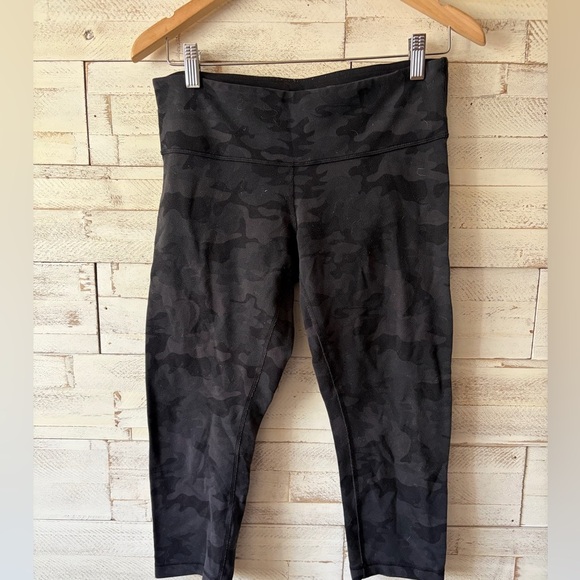 Lululemon Cropped Capris Black Camo Camoflague PILLING size 10 Workout Athletic - Picture 3 of 3